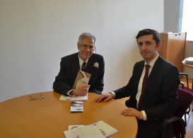 Vertreter des Übersetzungszentrums Schahin Elesgerov kam mit dem Leiter der Internationalen Buchmesse von Turin, Ernesto Ferrero zusammen