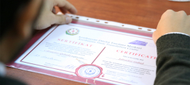 Die Zertifikate des Aserbaidschanischen Staatlichen Übersetzungszentrums ihren GewinnerInnen überreicht