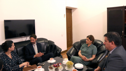El diplomaticó de la Embajada de Argentina en Bakú visita el Centro de Traducción