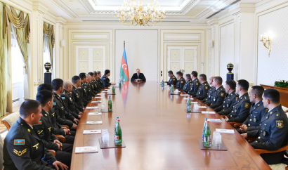 İlham Aliyev Azerbaycan Ordusunun Nisan Zaferinin Yıldönümüyle İlgili Bir Grup Subayla Görüştü