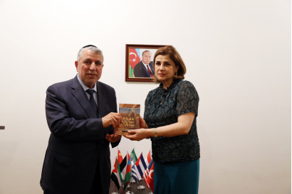 Jefe de la Comunidad de Judíos de las Montañas de Azerbaiyán visita el Centro de Traducción