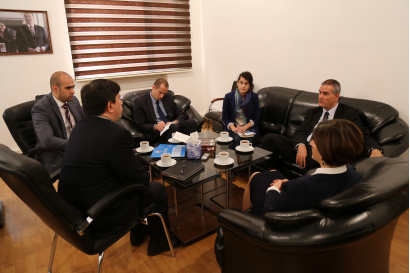 Außerordentlicher und bevollmächtigter Botschafter des Staates Israel in Aserbaidschan Rafael Harpaz traf mit der Leiterin des Übersetzungszentrums beim Ministerkabinett Afaq Masud zusammen