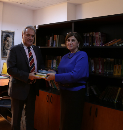 Greek Ambassador Tsoungas visits Library at AzTC