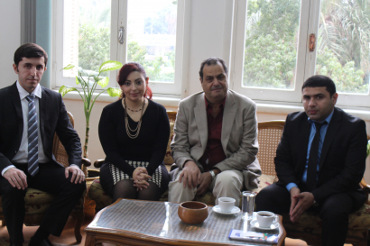 Unsere Mitarbeiter kamen mit dem Leiter des nationalen Übersetzungszentrums in Kairo zusammen