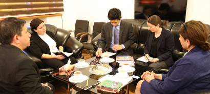 El representante oficial de la Embajada de Japón visitó el Centro de Traducción